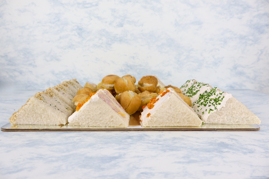 Charola de Sandwichitos Tradicionales y Choux