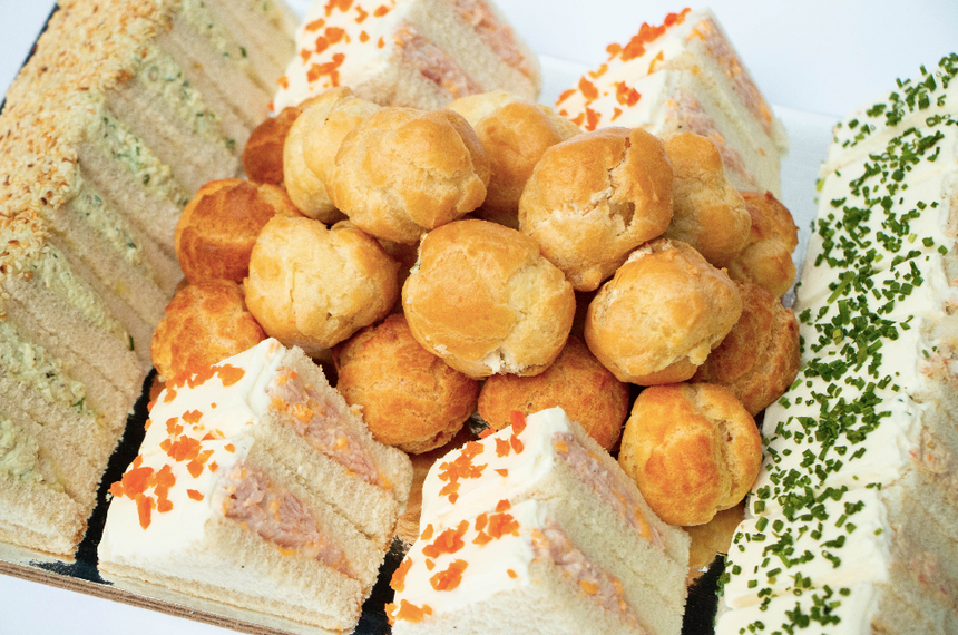 Charola de Sandwichitos Tradicionales y Choux
