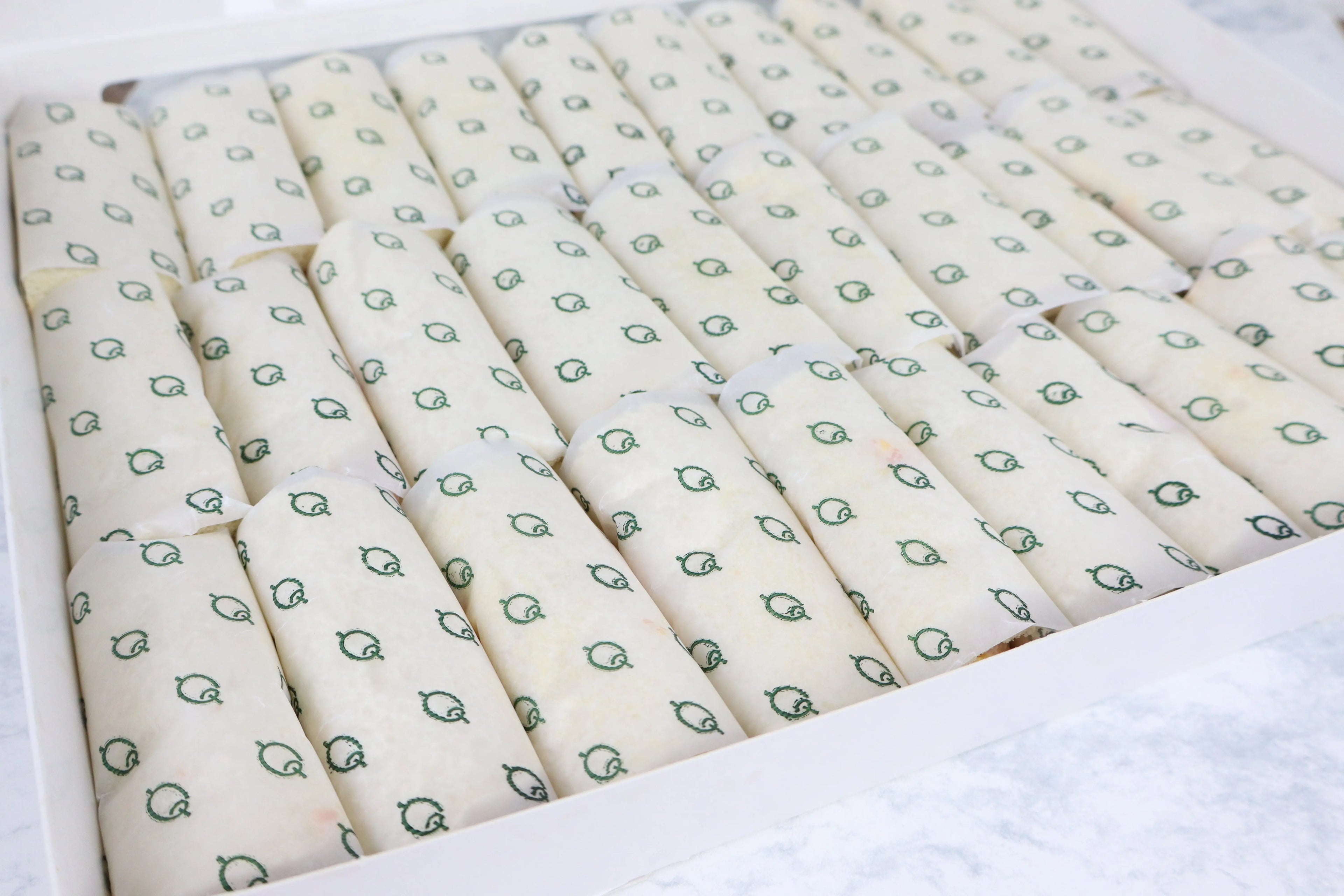 Caja con 30 Sandwichitos Piñata de Jamón y Queso Amarillo APETIT Catering & Store