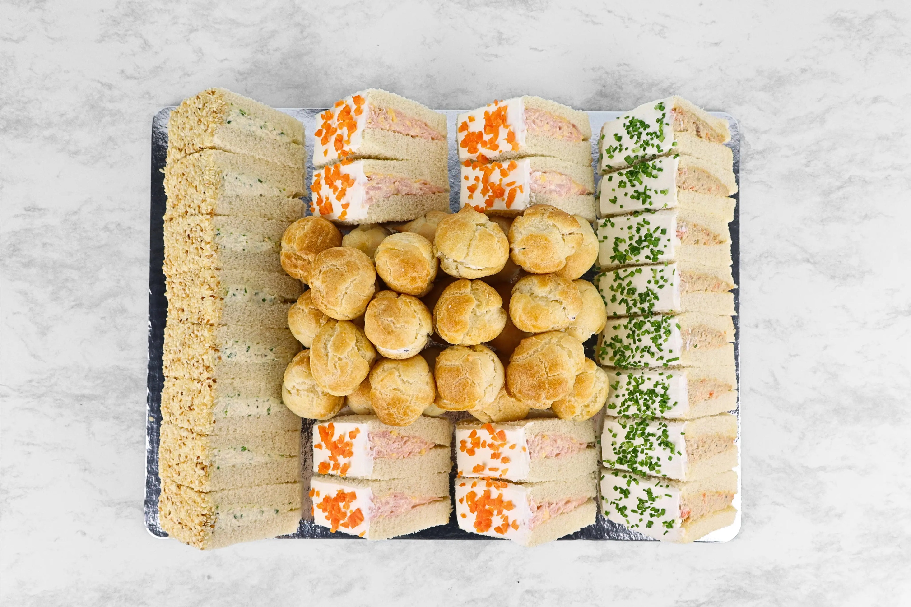 Charola de Sandwichitos Tradicionales y Choux