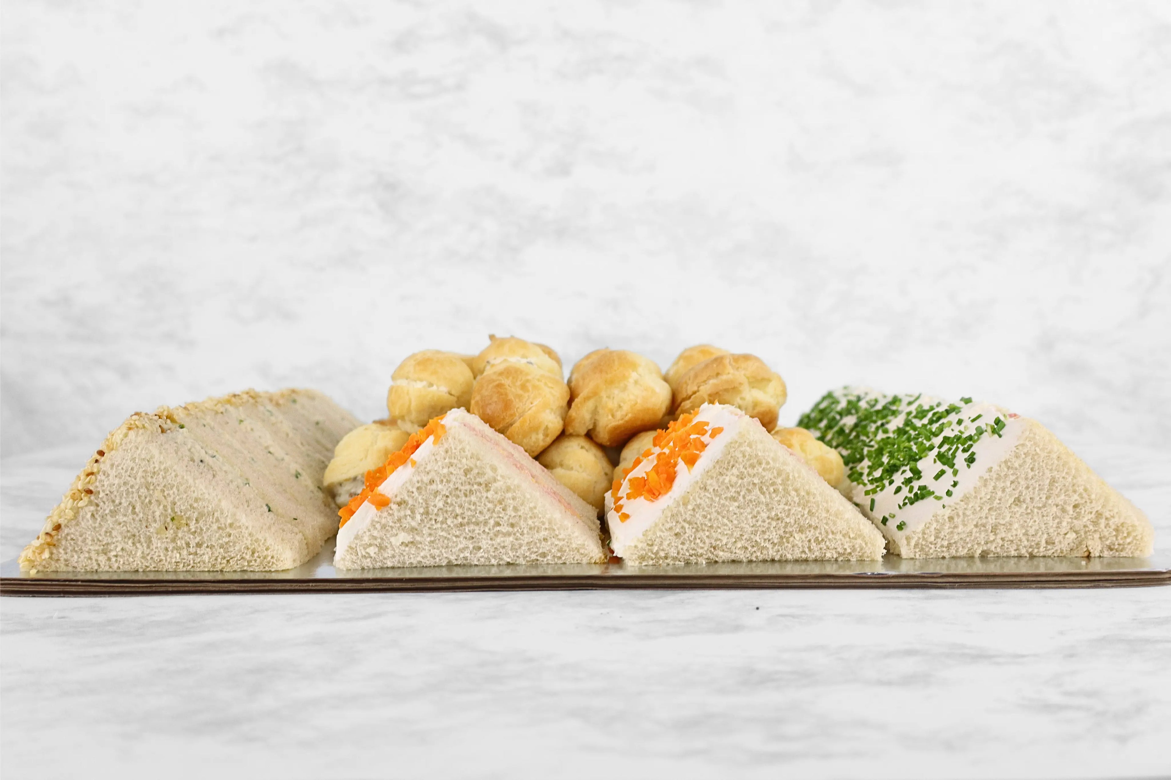 Charola de Sandwichitos Tradicionales y Choux