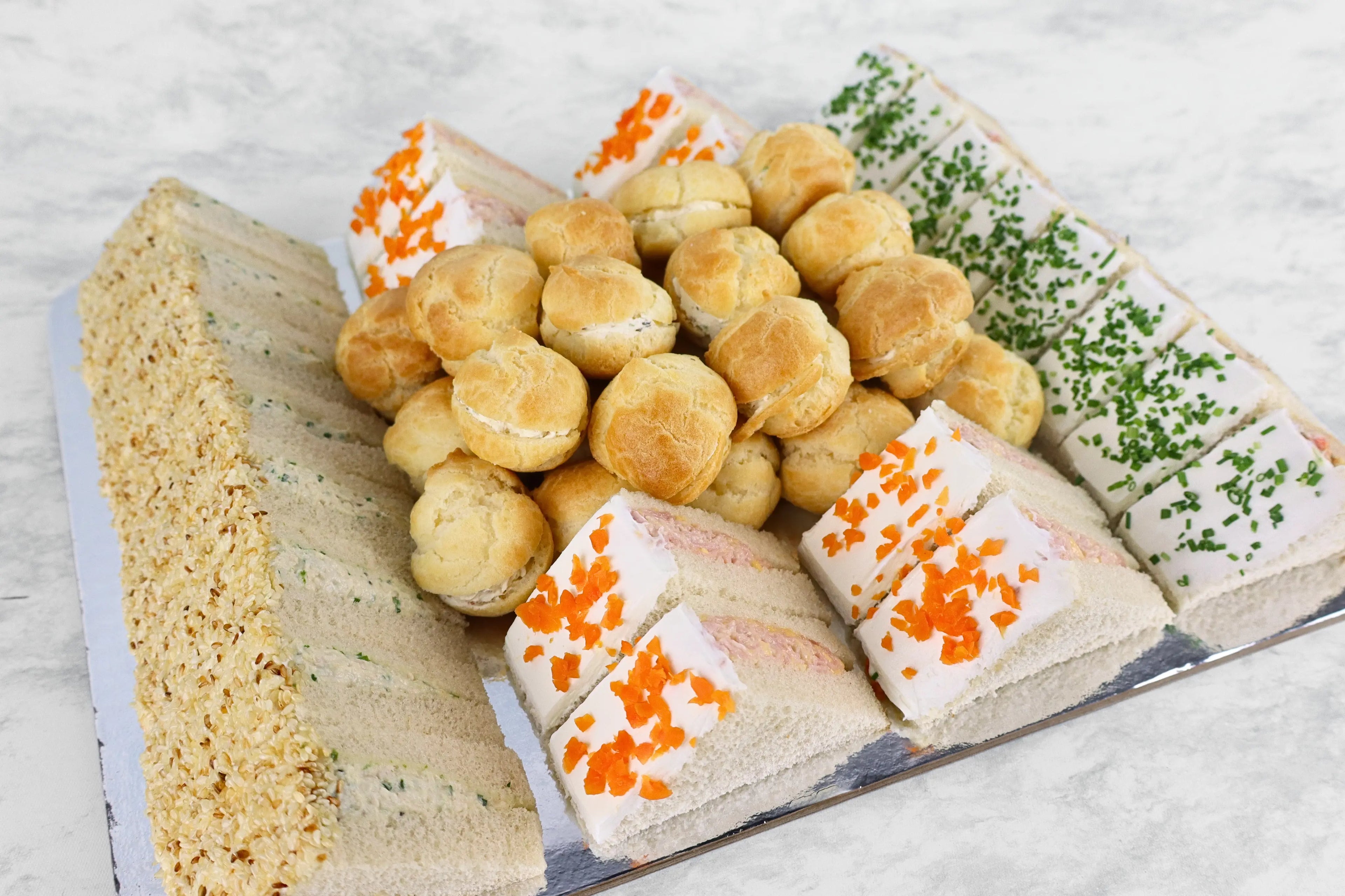 Charola de Sandwichitos Tradicionales y Choux