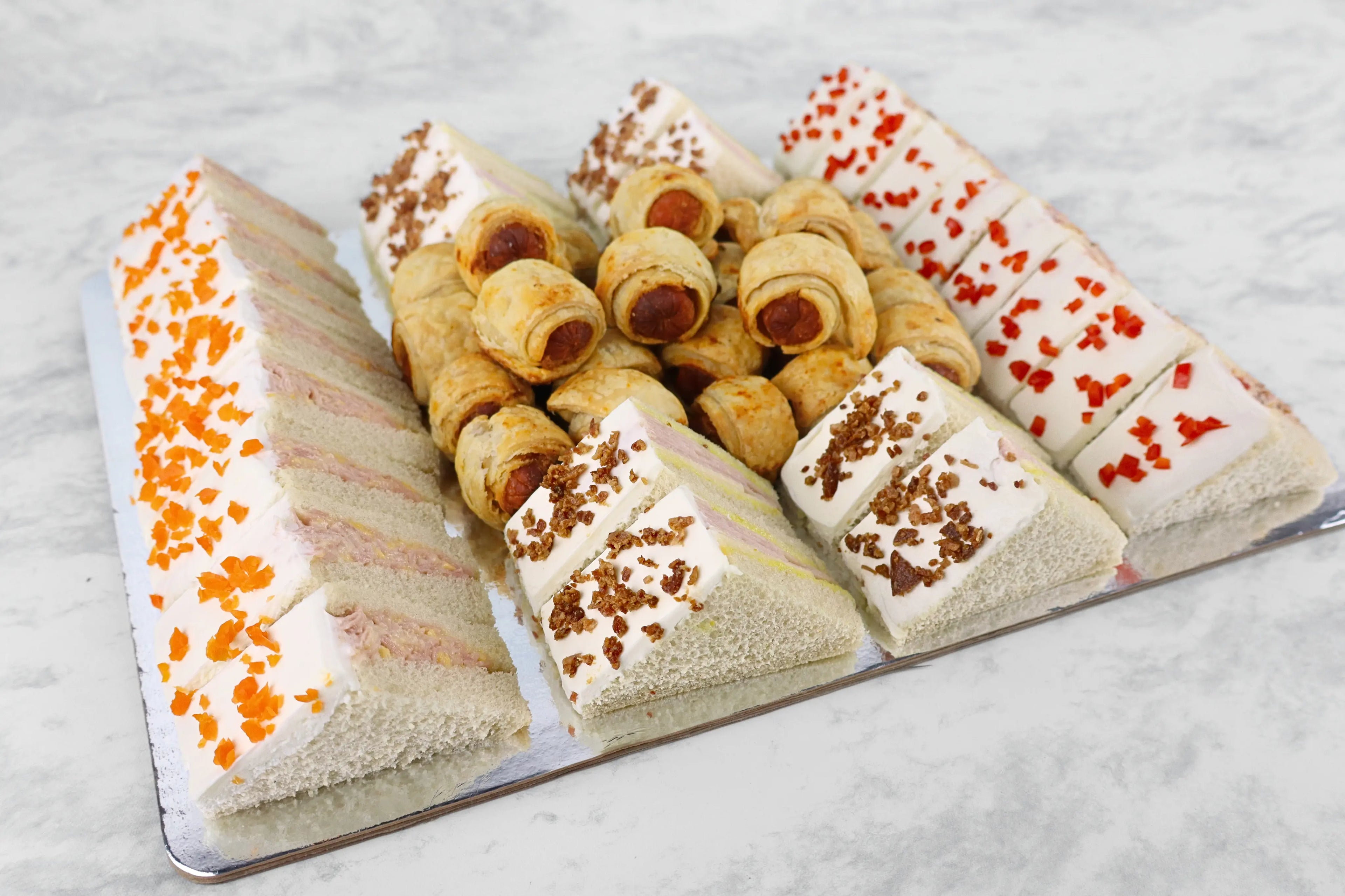 Charola de Sandwichitos de Carnes Frías y Salchichas