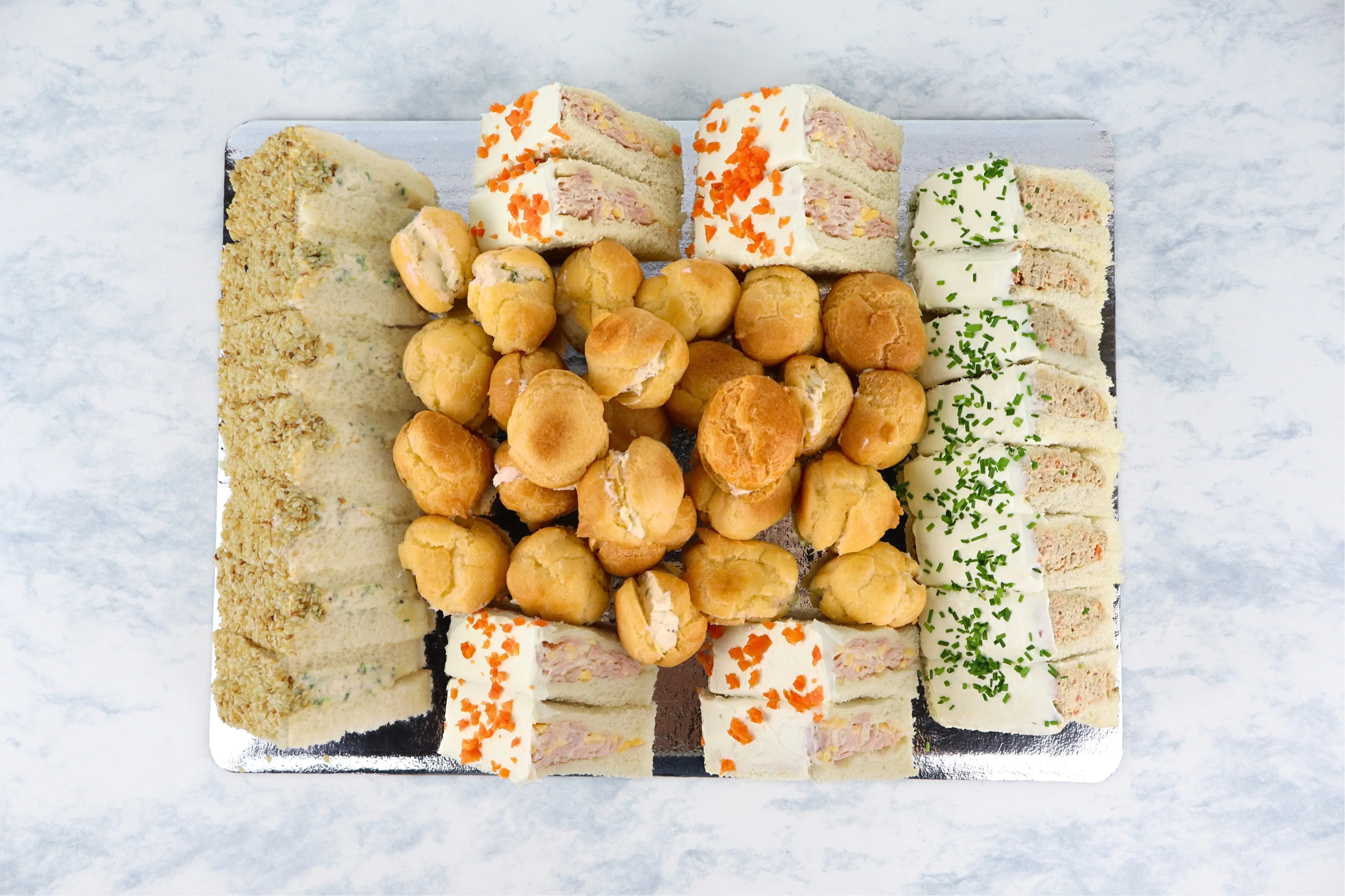 Charola de Sandwichitos Tradicionales y Choux Cocina Fria