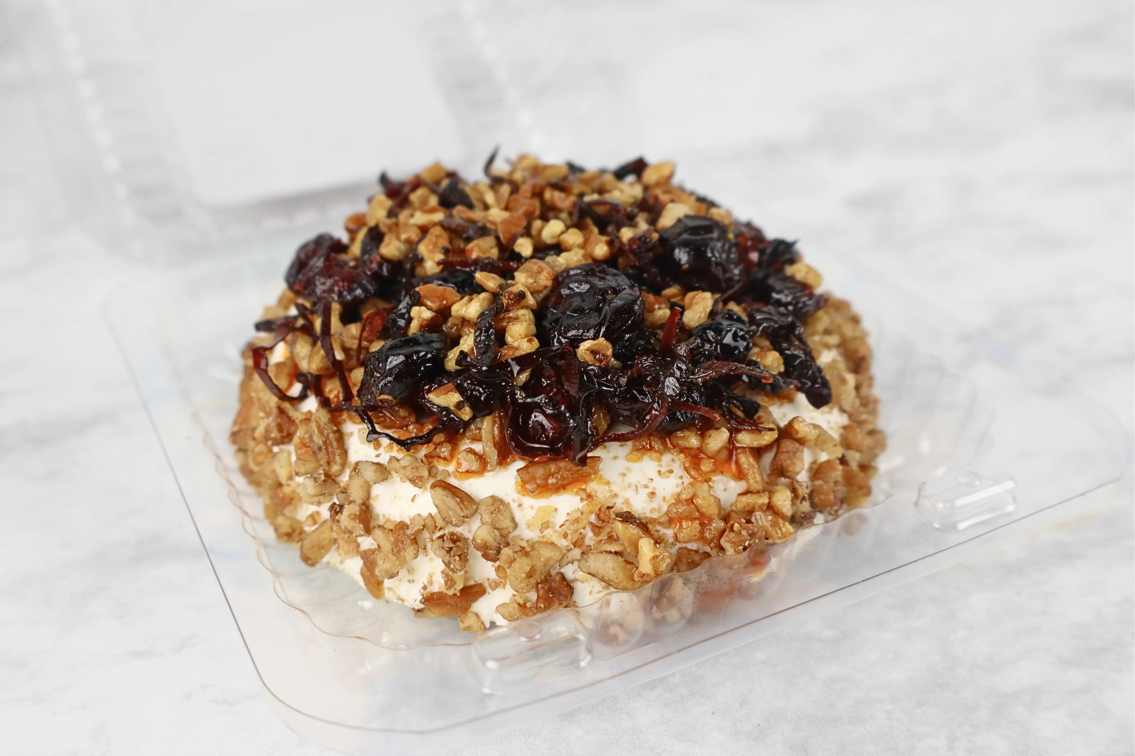 Queso con Paté Envueto en Nuez y Topping de Salsa Macha