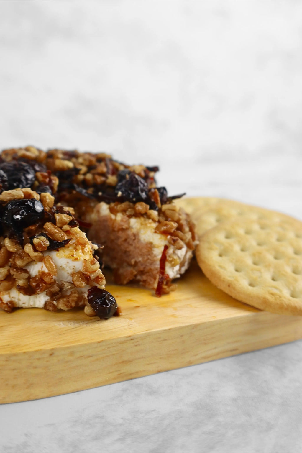 Queso con Paté Envueto en Nuez y Topping de Salsa Macha