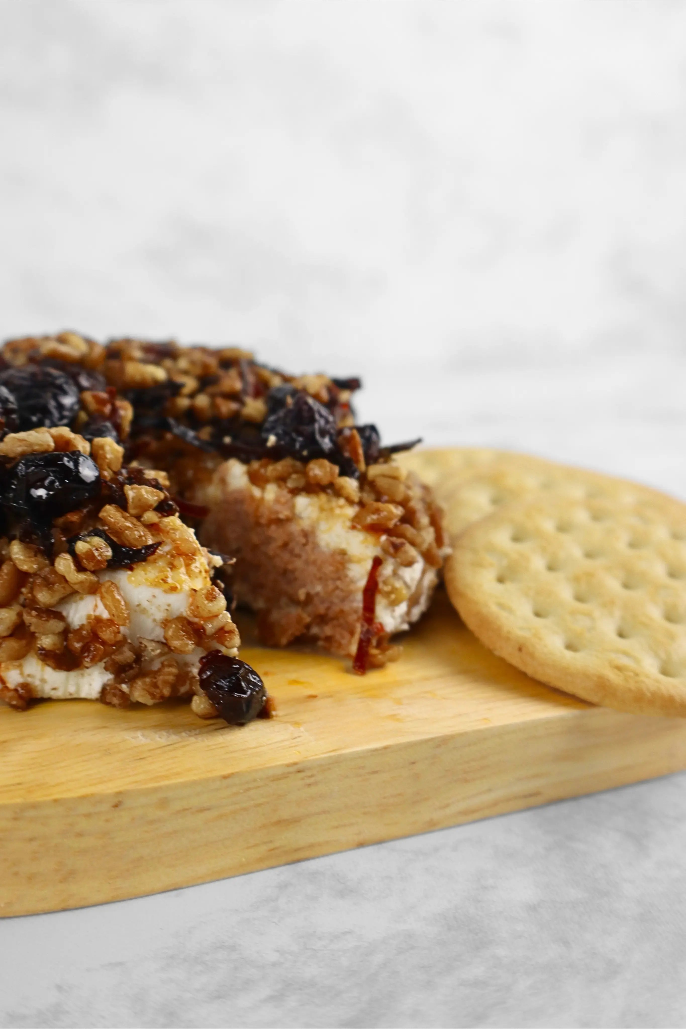 Queso con Paté Envueto en Nuez y Topping de Salsa Macha