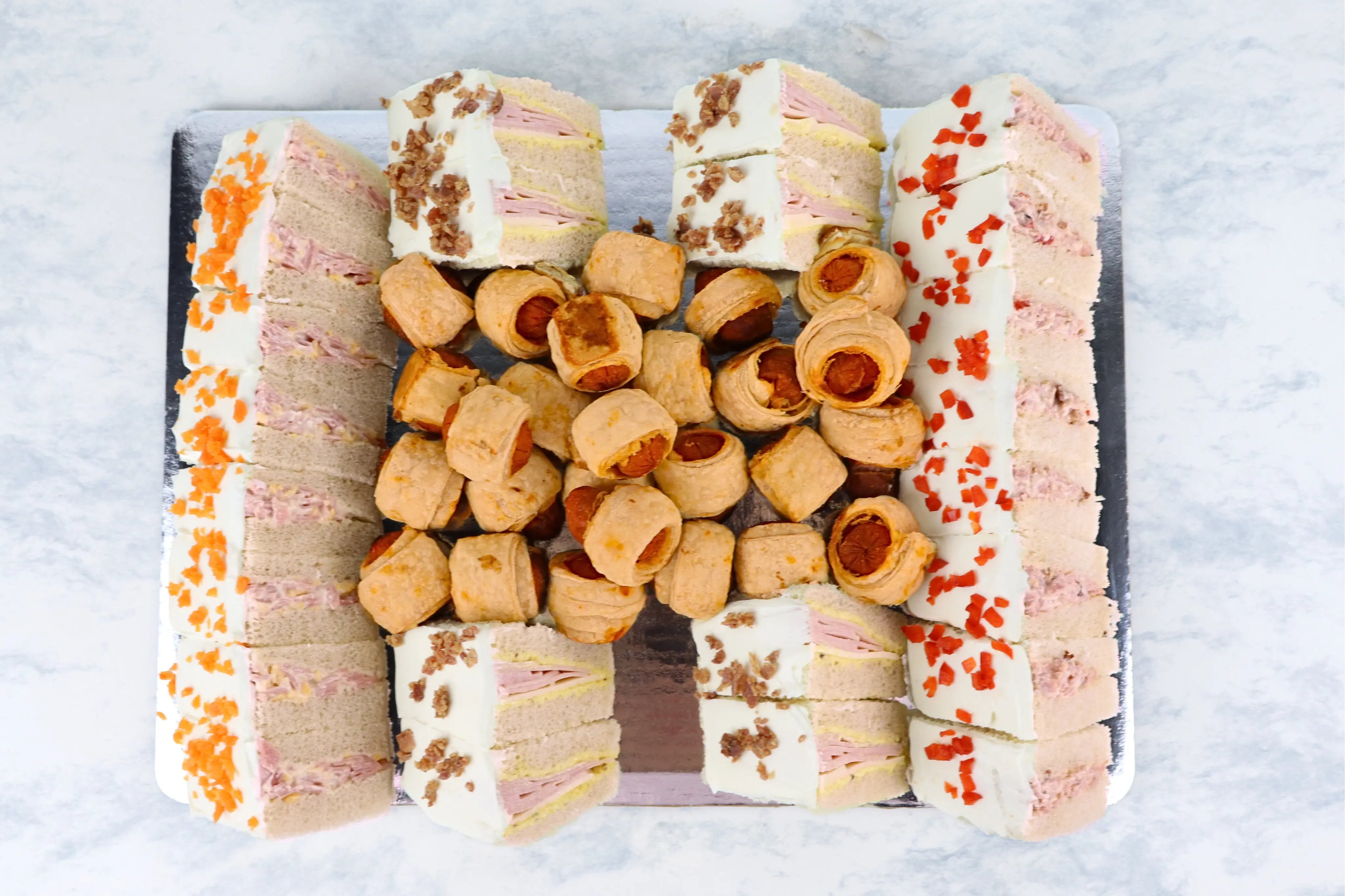 Charola de Sandwichitos de Carnes Frías y Salchichas Cocina Fria