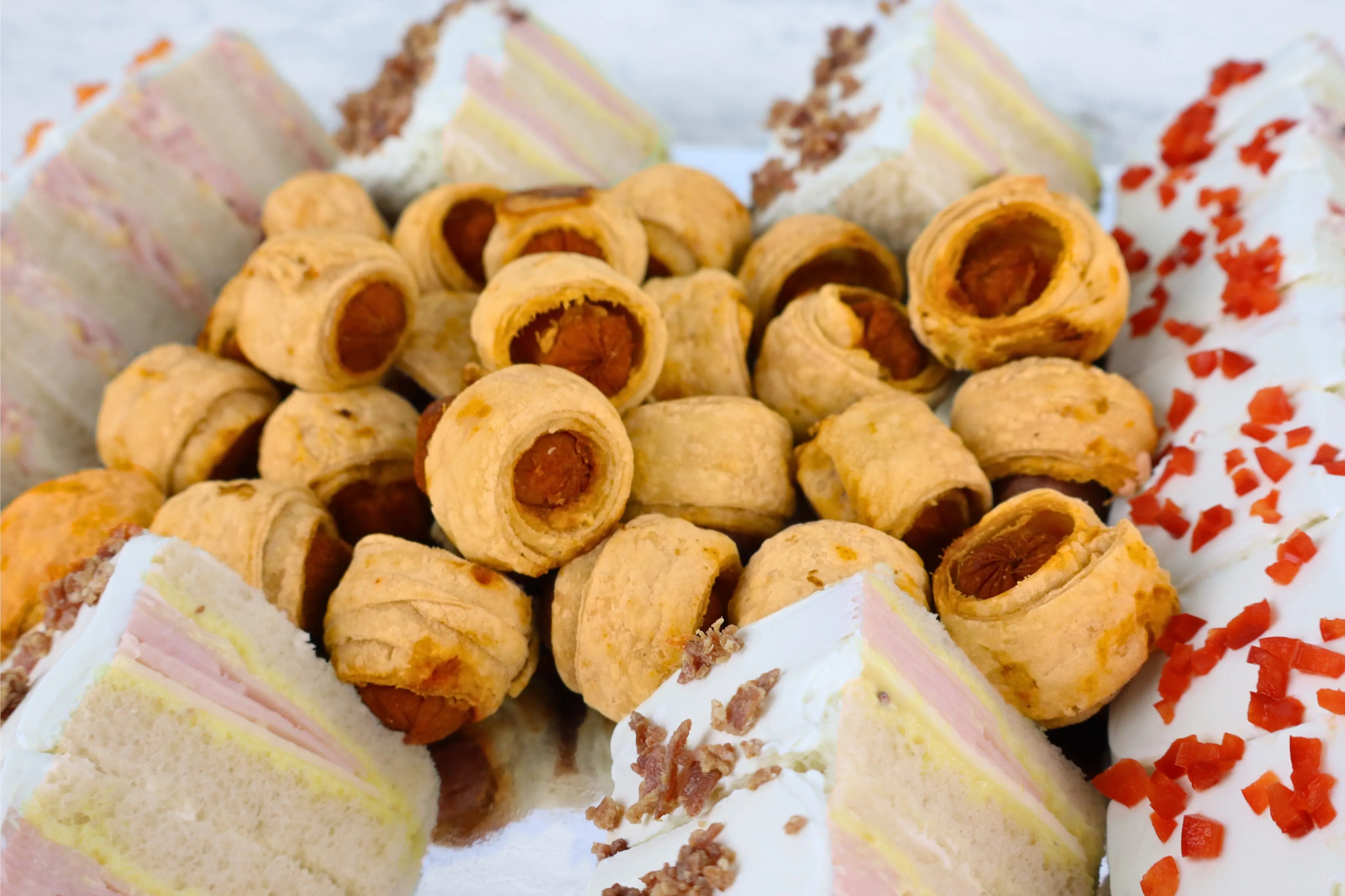 Charola de Sandwichitos de Carnes Frías y Salchichas Cocina Fria